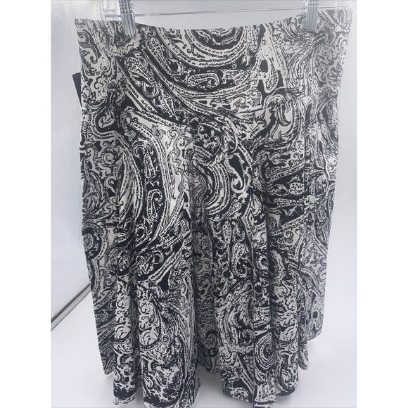 Chaps Women's Circle Skirt Size 8 Floral Paisley Black White 100% Cotton Zip Up - Picture 2 of 4